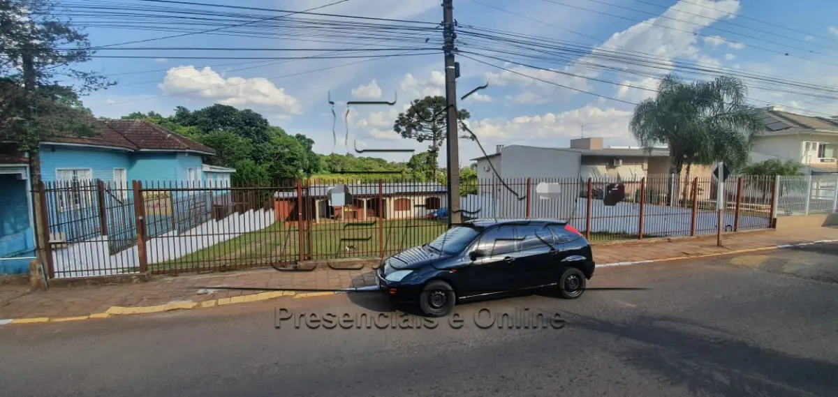 LOTE x 02 - Terreno de 1.742,50m² com benfeitorias, na Rua Marechal Floriano, Centro de Carazinho. Matrícula nº 29.641