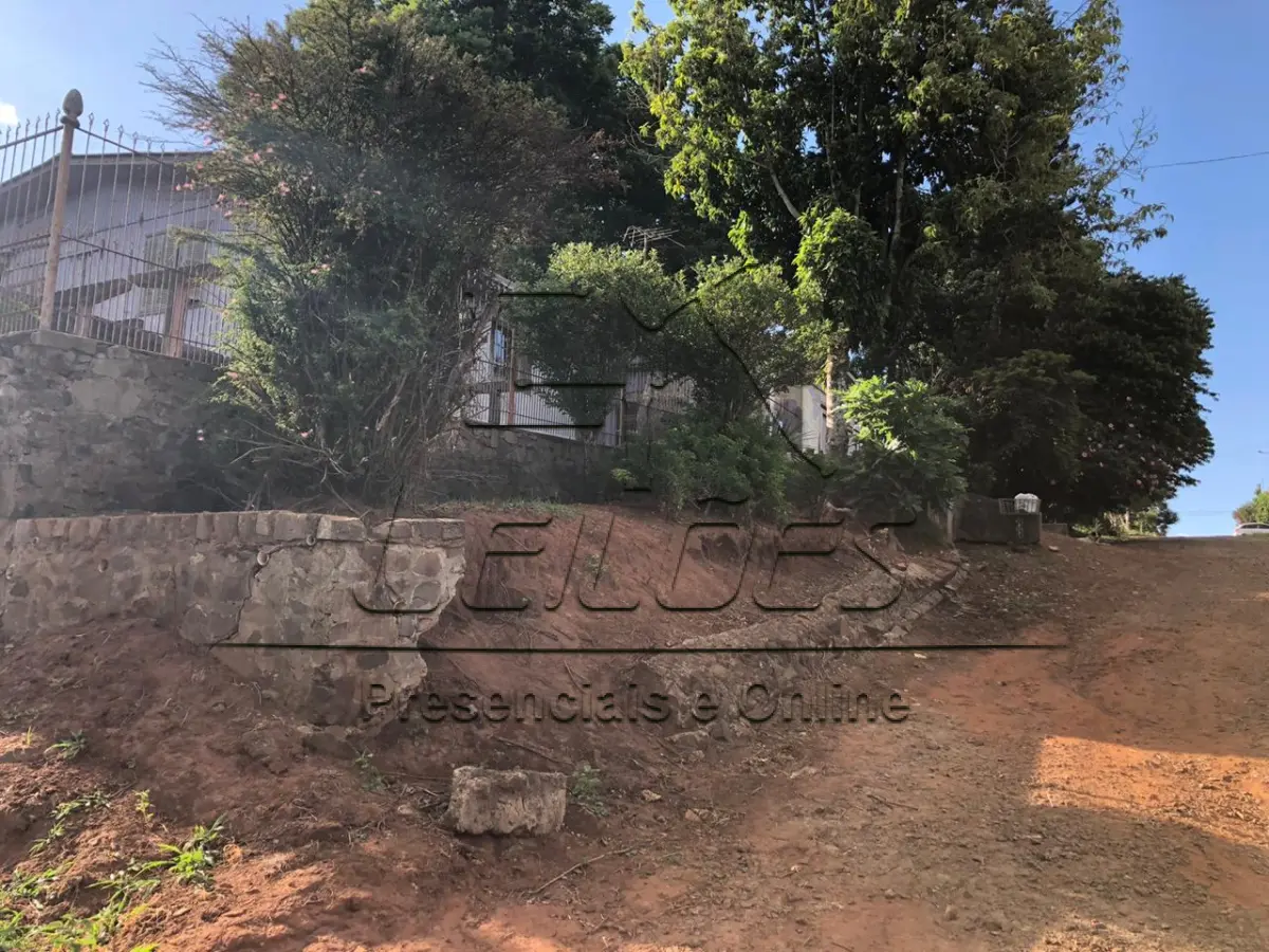 LOTE 01 - Terreno com casa no Bairro Floresta