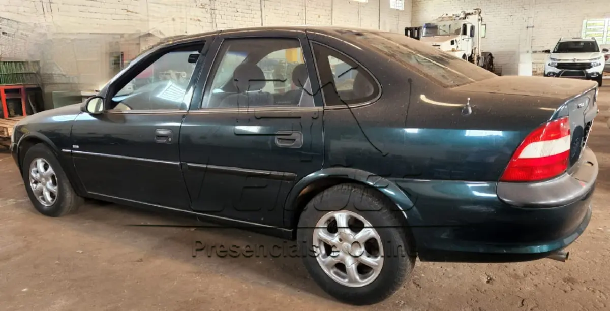 LOTE 001 - Automóvel GM/VECTRA GLS, ano/modelo 1997/1997, cor verde, à gasolina