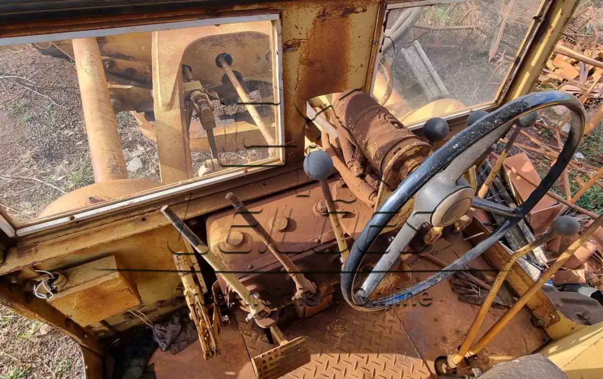 LOTE 02 - Motoniveladora Caterpillar, modelo 120-B, no estado em que se encontra