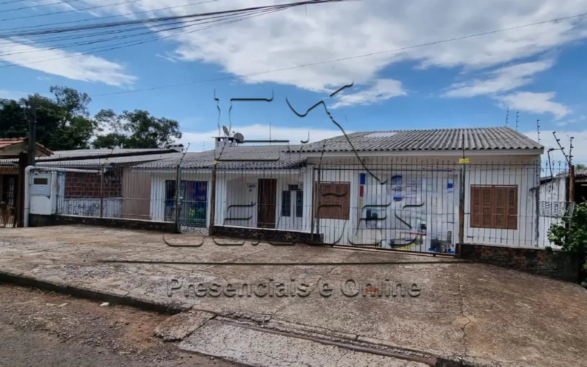 LOTE 01 - Direitos e ações sobre um terreno urbano com a área de 395,25m², situado na Rua Miguel Bueno, 88, Vila Floresta, nesta cidade de Carazinho, distante 18m da esquina com a Rua Caçapava, no setor 001, quadra 101, lote 002. Imóvel objeto da matrícula nº 6.885 do livro 2-RG do Ofício de Registro de Imóveis de Carazinho. Sobre o referido terreno há a construção de uma casa de alvenaria com a área de 58,38m, devidamente averbada na matrícula supracitada, conforme Av.4. Entretanto, conforme certificado nos autos pelo oficial de justiça (quando da avaliação), verificou-se que a construção existente possui área maior, ocupando quase a totalidade da área do terreno, cuja certidão emitida pelo Setor de Georreferenciamento do Município menciona uma diferença de 275,03m², totalizando, desta forma, a área construída de 333,41m². Esta construção a maior, eventual regularização no cartório imobiliário será de responsabilidade da(o) arrematante.
