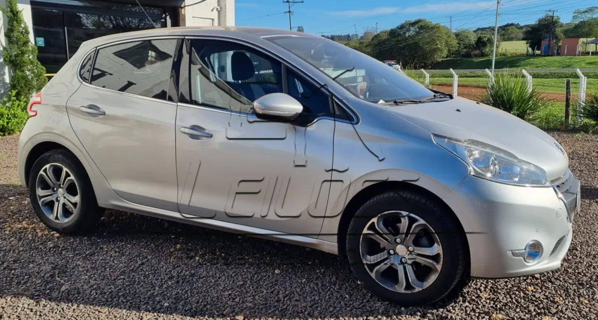 LOTE 01 - Peugeot 208 Griffe 1.6, flex, 2016, cor prata.