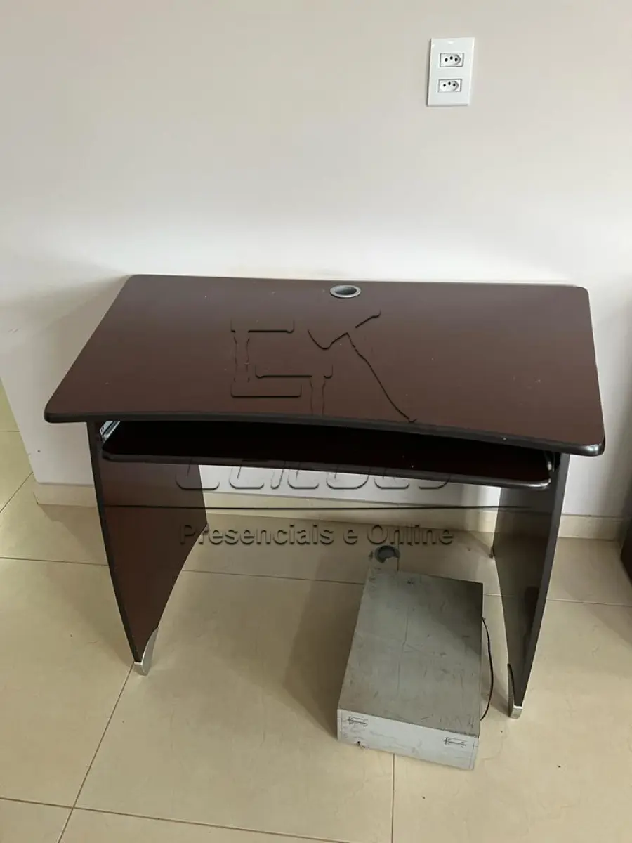 LOTE ÚNICO - Lote com diversos móveis para escritório (mesas para escritório, sendo uma em “L” e outra simples, uma mesa de apoio, um balcão com duas portas, uma estante, um porta CPU, um gaveteiro, duas cadeiras estofadas altas e giratórias, cinco cadeiras estofadas fixas) e uma impressora jato de tinta HP Officejet Pro X476dw MFP, em estado de nova.