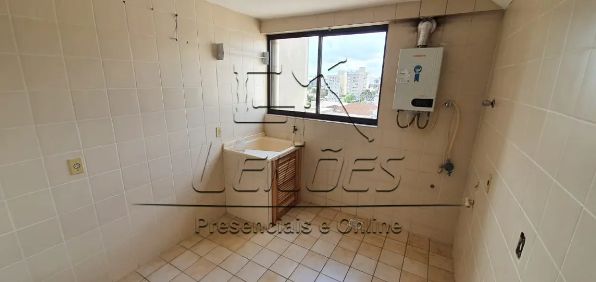 LOTE 01 - Apartamento duplex nº 604 e box  duplo nº 14 do Edifício Sevilha, Centro de Carazinho