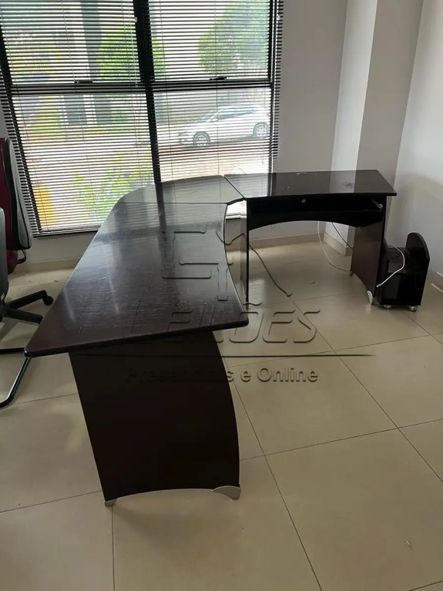 LOTE ÚNICO - Lote com diversos móveis para escritório (mesas para escritório, sendo uma em “L” e outra simples, uma mesa de apoio, um balcão com duas portas, uma estante, um porta CPU, um gaveteiro, duas cadeiras estofadas altas e giratórias, cinco cadeiras estofadas fixas) e uma impressora jato de tinta HP Officejet Pro X476dw MFP, em estado de nova.