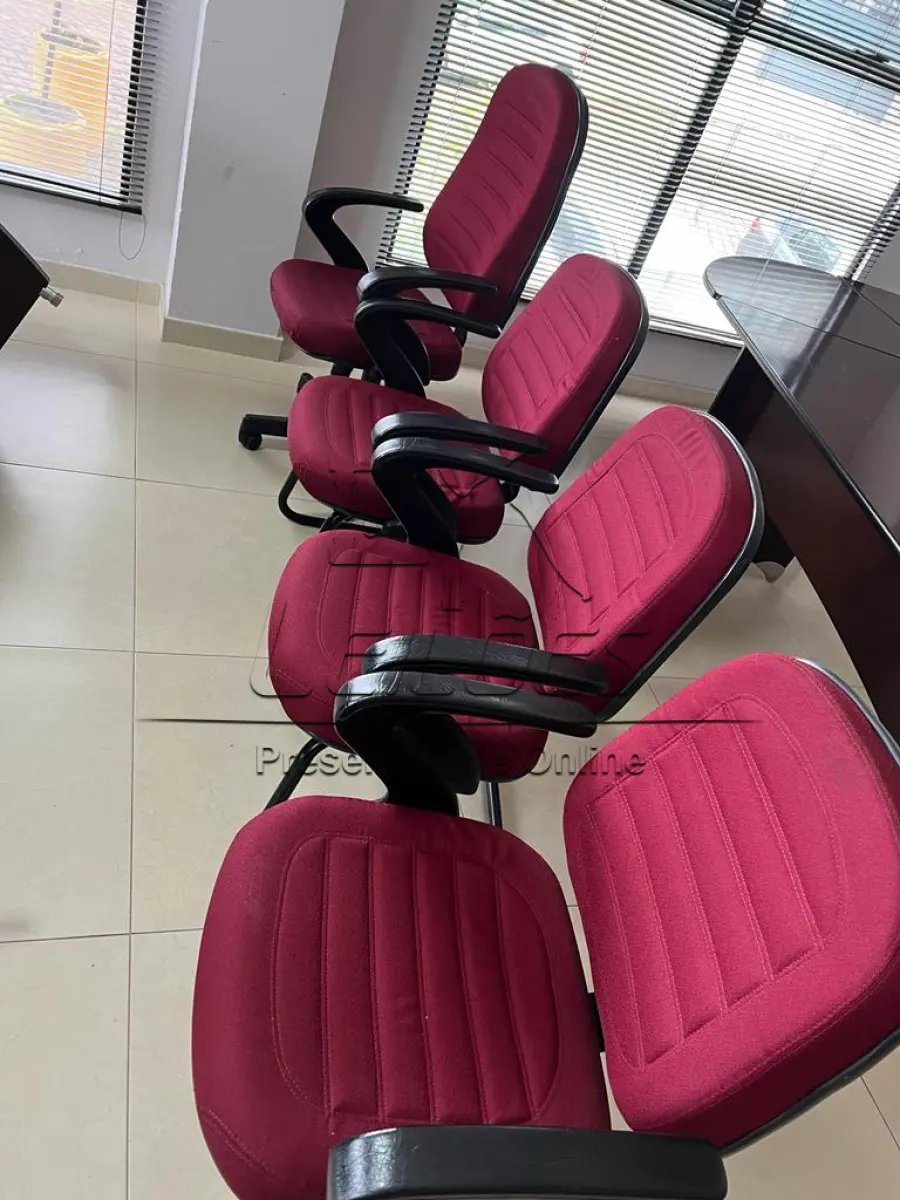 LOTE ÚNICO - Lote com diversos móveis para escritório (mesas para escritório, sendo uma em “L” e outra simples, uma mesa de apoio, um balcão com duas portas, uma estante, um porta CPU, um gaveteiro, duas cadeiras estofadas altas e giratórias, cinco cadeiras estofadas fixas) e uma impressora jato de tinta HP Officejet Pro X476dw MFP, em estado de nova.