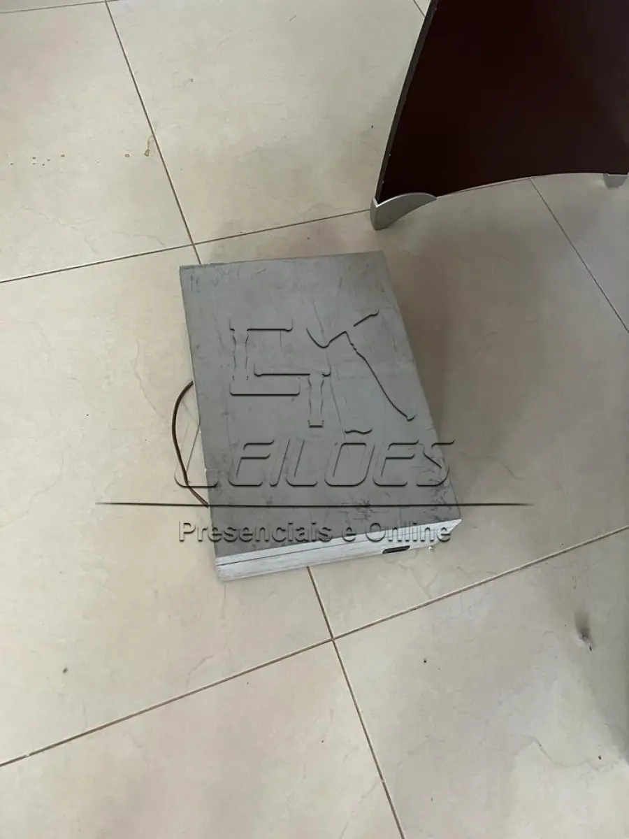 LOTE ÚNICO - Lote com diversos móveis para escritório (mesas para escritório, sendo uma em “L” e outra simples, uma mesa de apoio, um balcão com duas portas, uma estante, um porta CPU, um gaveteiro, duas cadeiras estofadas altas e giratórias, cinco cadeiras estofadas fixas) e uma impressora jato de tinta HP Officejet Pro X476dw MFP, em estado de nova.