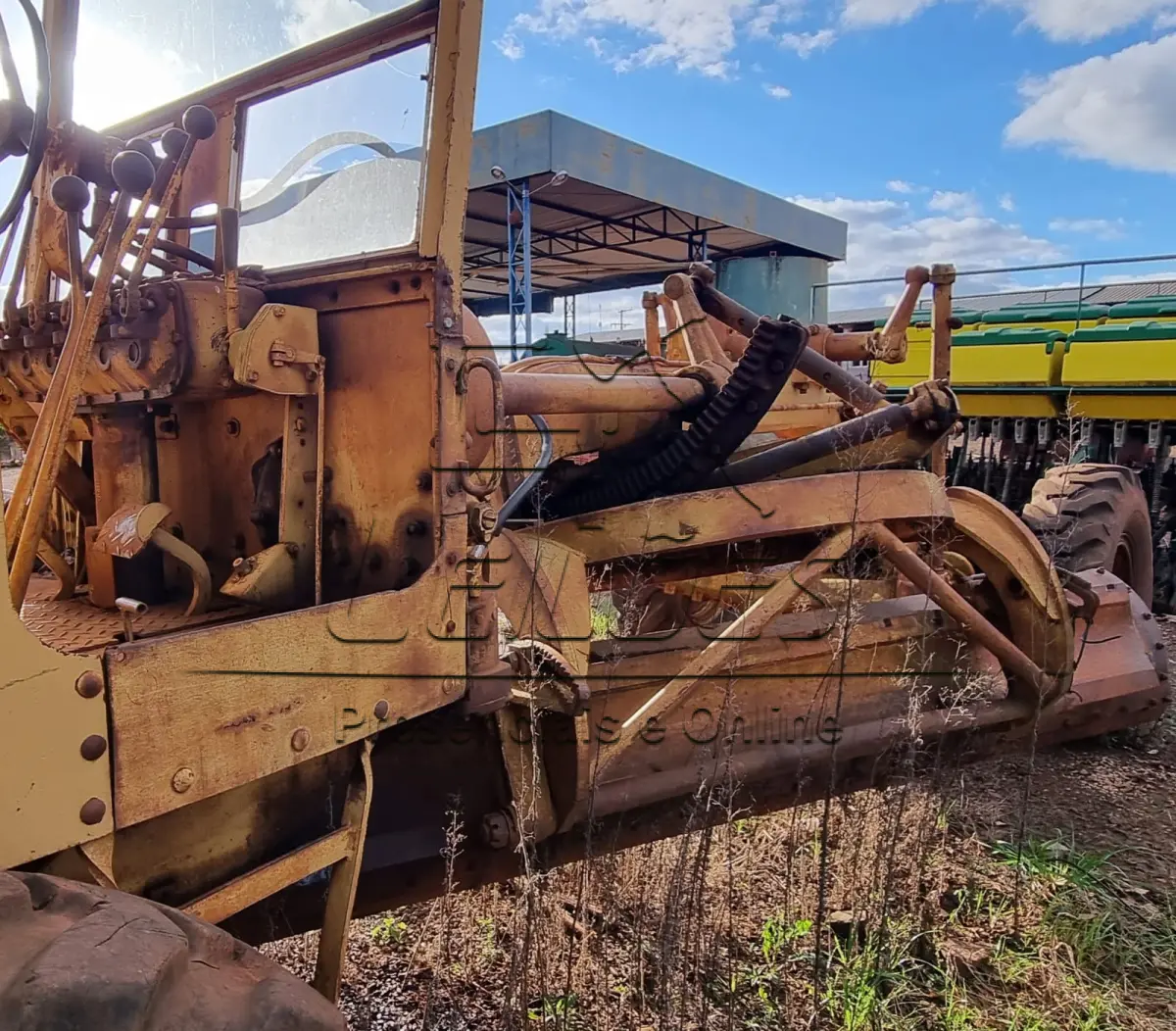 LOTE 02 - Motoniveladora Caterpillar, modelo 120-B, no estado em que se encontra