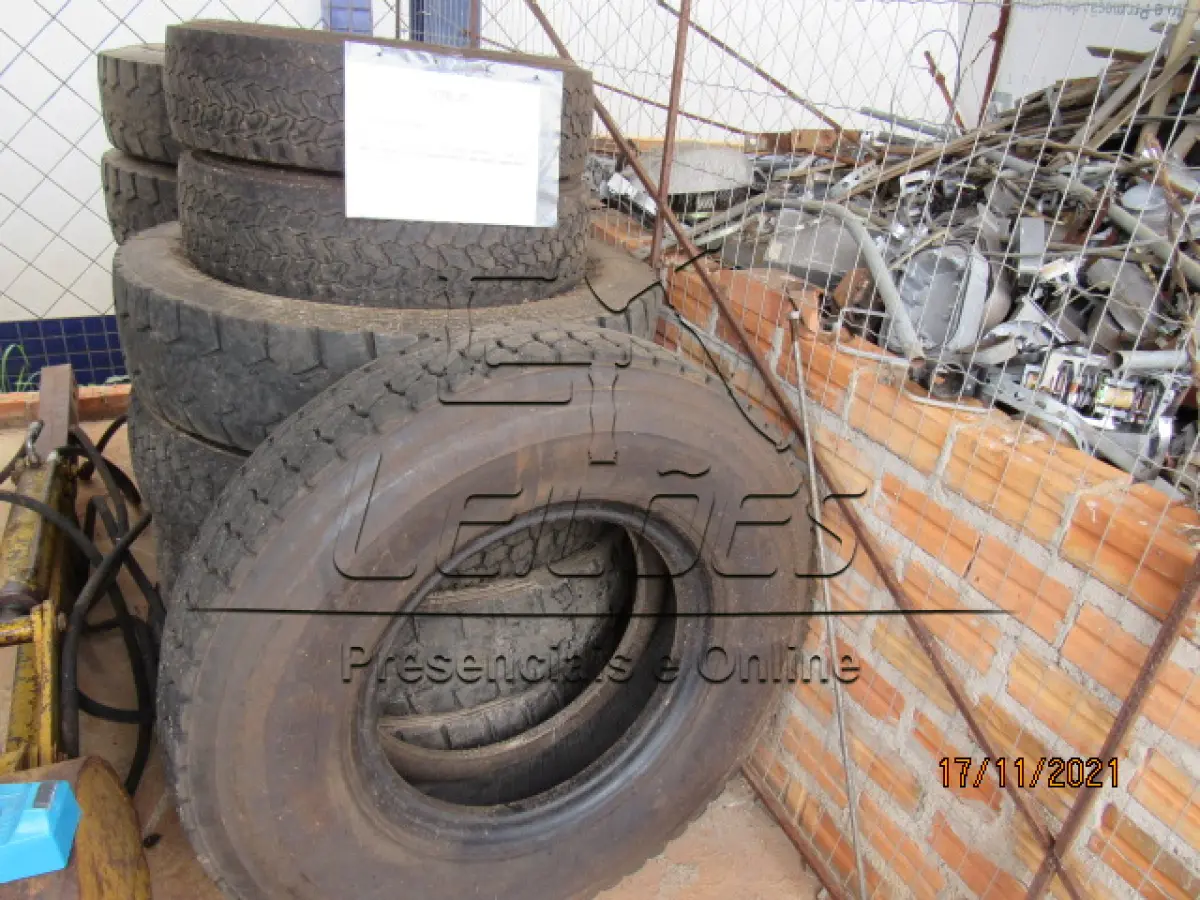 LOTE 07 - Sucata de pneus de caminhão (12 unidades)