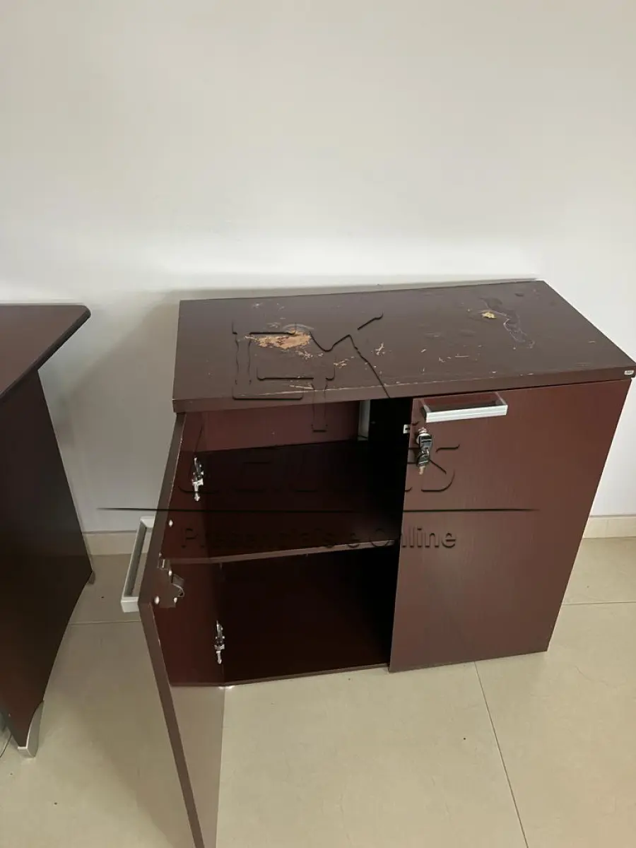 LOTE ÚNICO - Lote com diversos móveis para escritório (mesas para escritório, sendo uma em “L” e outra simples, uma mesa de apoio, um balcão com duas portas, uma estante, um porta CPU, um gaveteiro, duas cadeiras estofadas altas e giratórias, cinco cadeiras estofadas fixas) e uma impressora jato de tinta HP Officejet Pro X476dw MFP, em estado de nova.
