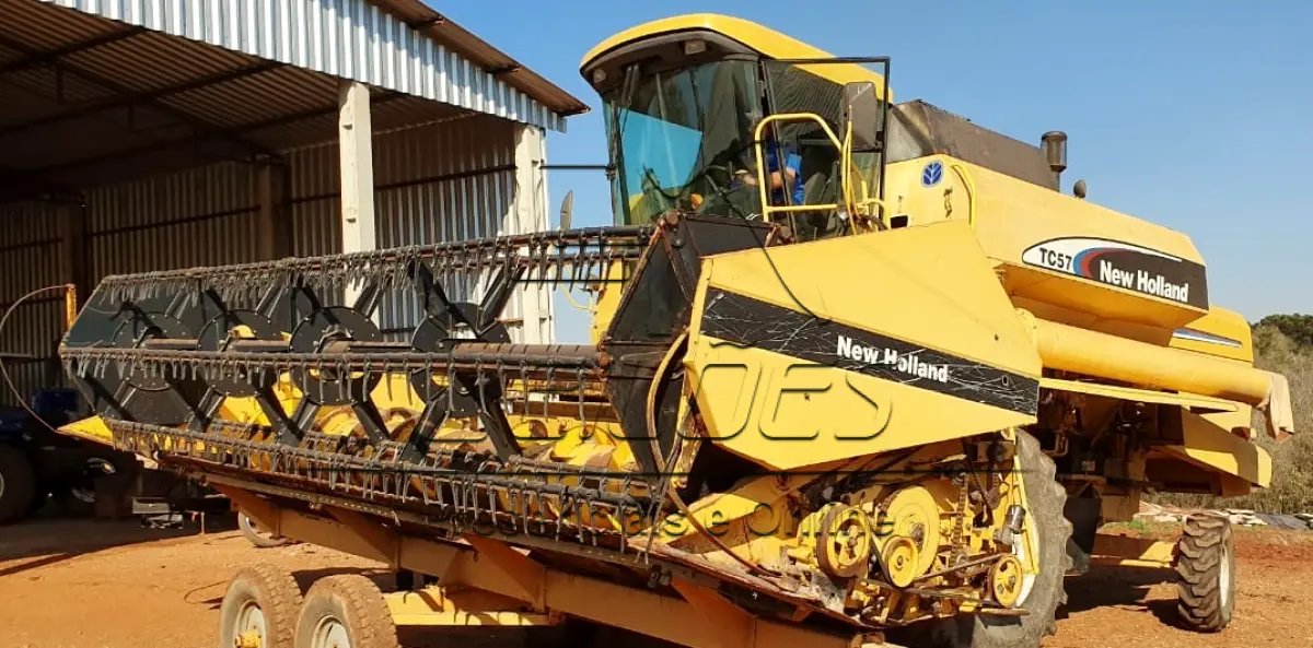 LOTE 09 - Colheitadeira New Holland 2003/2004, 19 pés
