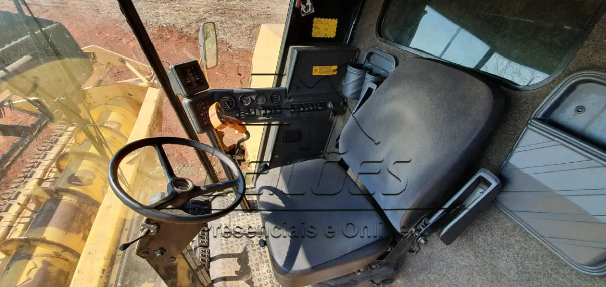 LOTE 09 - Colheitadeira New Holland 2003/2004, 19 pés