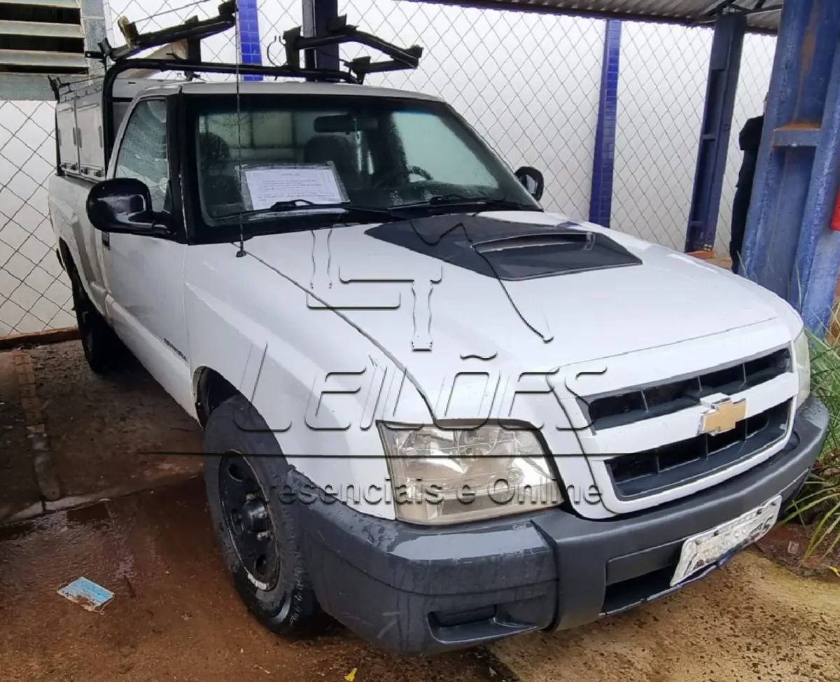 LOTE 03 - Caminhonete GM/S 10 Flex, branca, ano/modelo 2009/2010, com suporte de escada e caixa de ferramentas em fibra. Completa.