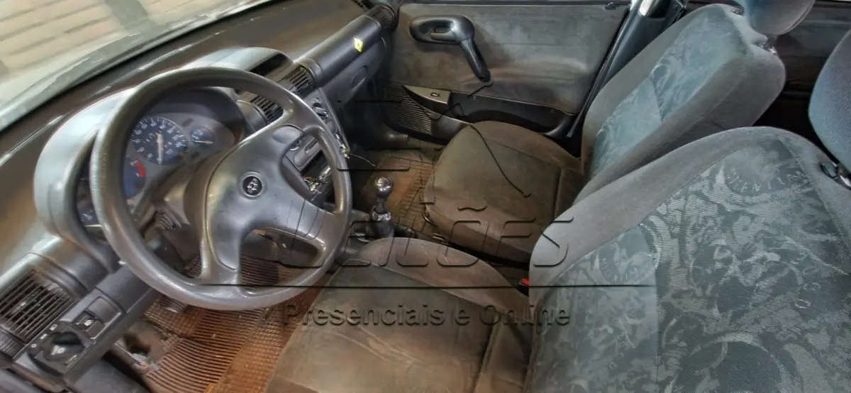 LOTE 001 - GM/CORSA MILENIUM, ano/modelo 2000/2001, cor prata, à gasolina, potência de 68cv.