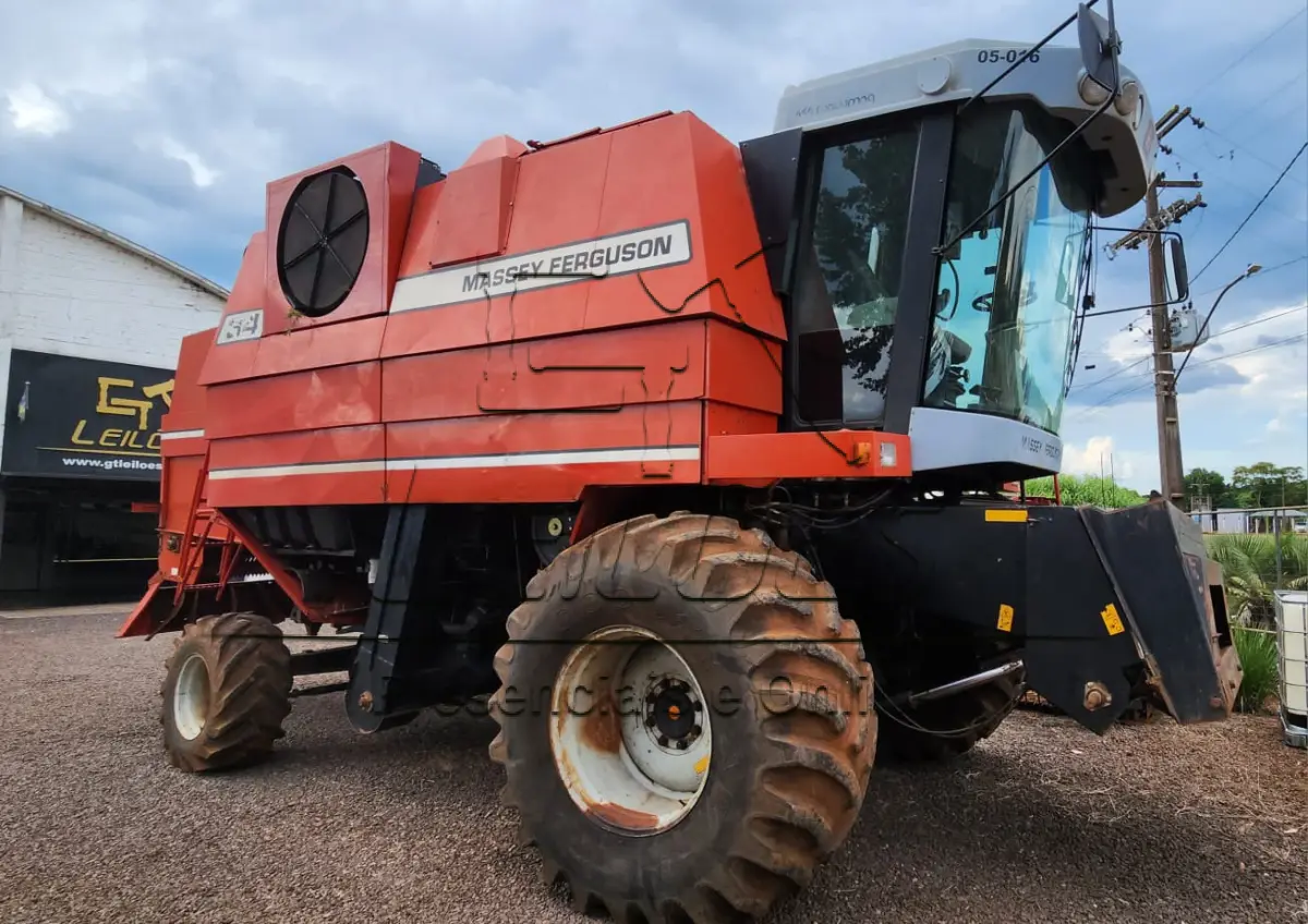 LOTE Único - Colheitadeira de grãos da marca Massey Ferguson modelo MF-34 , ano /modelo 2003/2004, com cabine e ar condicionado e plataforma de 25 pés de corte