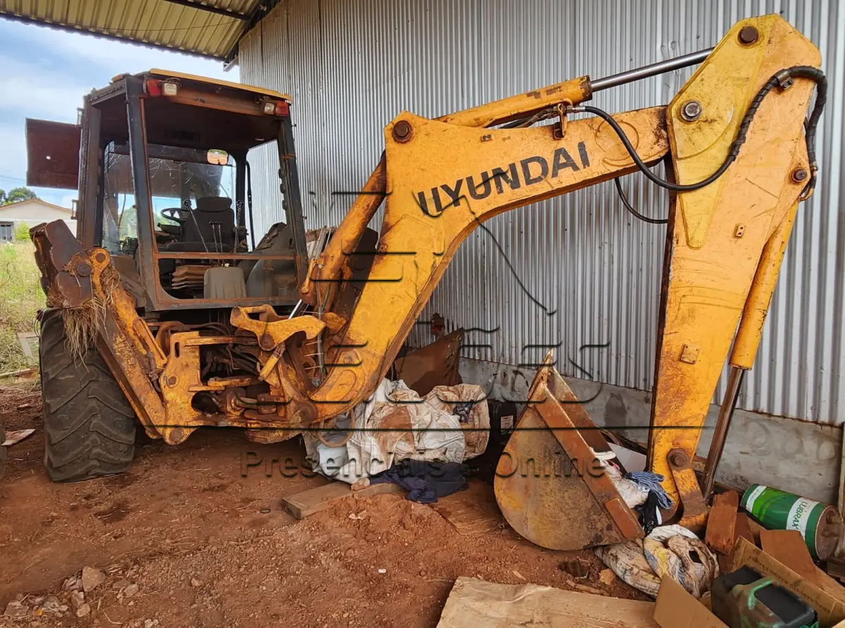 LOTE 004 - Retroescavadeira HYUNDAI modelo H940 CB, 4x4, 2016