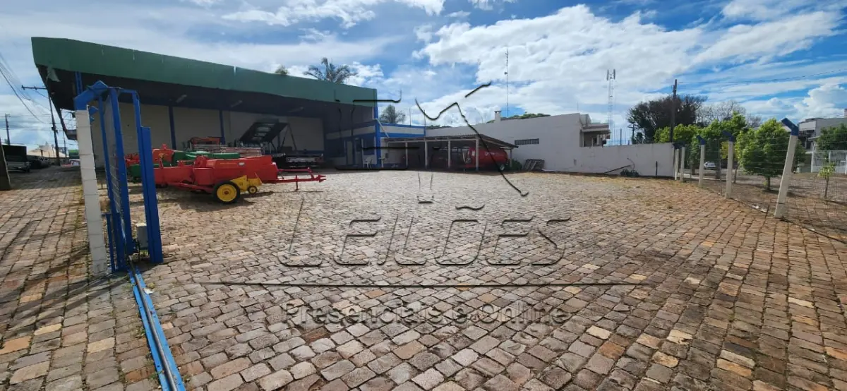 LOTE 001 - Direitos e ações sobre o terreno de 1.473,94m² e do prédio de 1.273,01m², sito na Avenida Flores da Cunha, esquina com a Rua João Neri Domingos. Imóvel objeto da matrícula nº 16.894 do Registro de Imóveis de Carazinho.