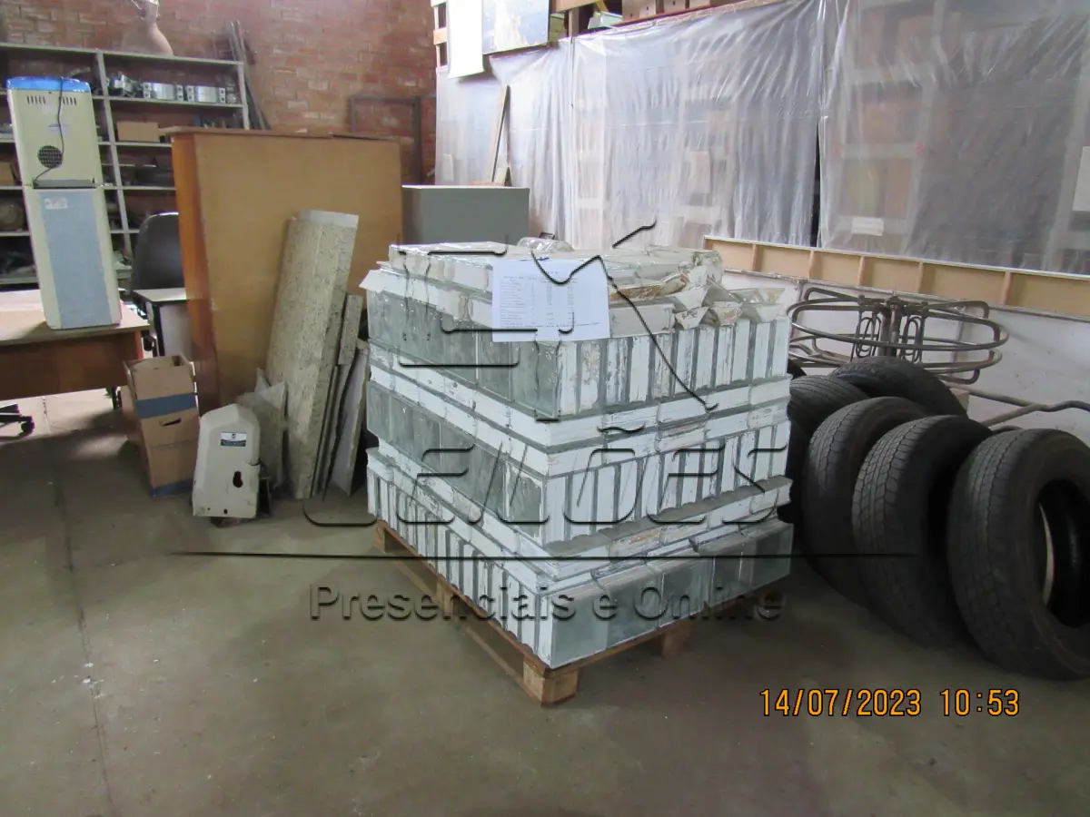 LOTE 005 - Bens diversos (03 mesa, 02 armários, 01 circulador de ar, 06 cadeira, 04 monitores para computador, 01 bebedouro, 01 motor movimentador portão, 02 suportes de cancelas e 366 tijolos de vidro)