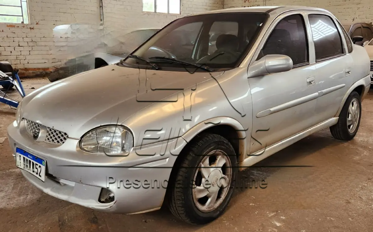 LOTE 001 - GM/CORSA MILENIUM, ano/modelo 2000/2001, cor prata, à gasolina, potência de 68cv.