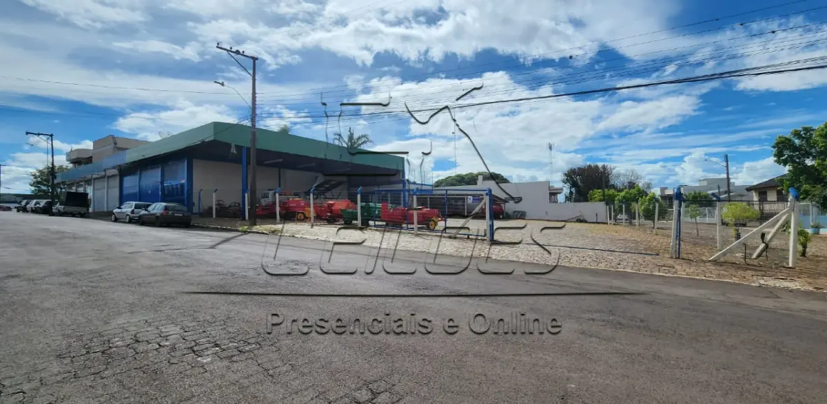 LOTE 001 - Direitos e ações sobre um terreno urbano com a área de 1.473,94m², com um prédio em alvenaria de dois pisos com a área de 948,70m² e um aumento em alvenaria de 324,31m², totalizando a área construída de 1.273,01m², situado no lado par da Avenida Flores da Cunha, esquina com a Rua João Neri Domingos, nesta cidade, lote 01 da quadra 73 no setor 04. Imóvel objeto da matrícula nº 16.894 do Registro de Imóveis de Carazinho