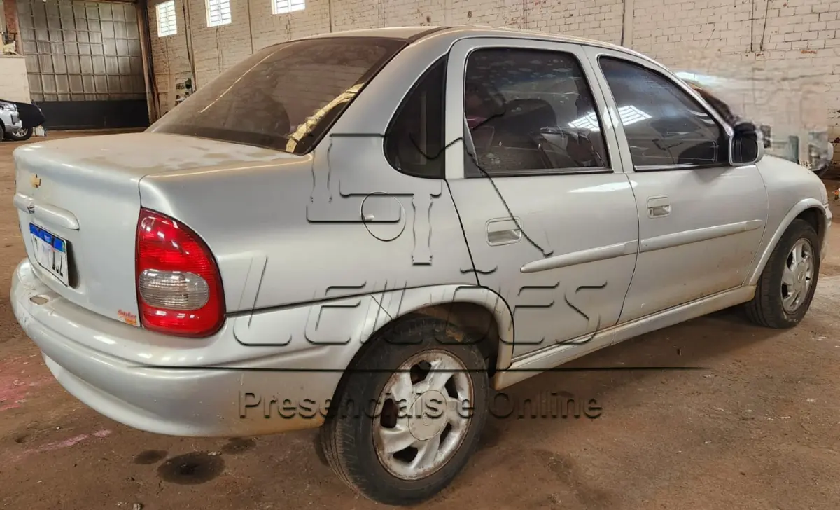 LOTE 001 - GM/CORSA MILENIUM, ano/modelo 2000/2001, cor prata, à gasolina, potência de 68cv.