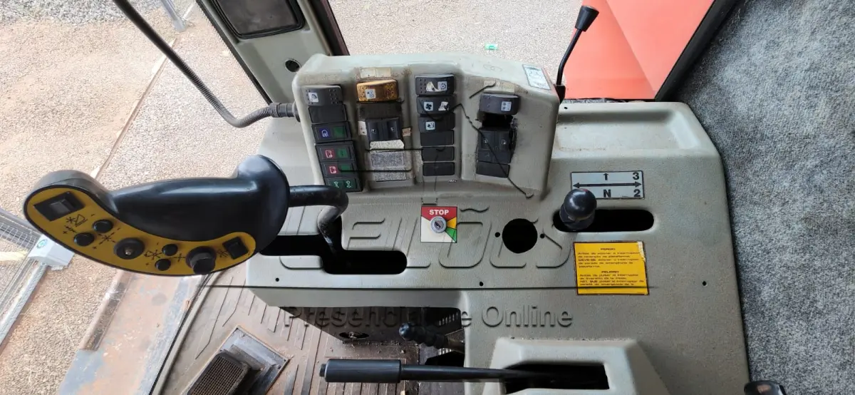 LOTE Único - Colheitadeira de grãos da marca Massey Ferguson modelo MF-34 , ano /modelo 2003/2004, com cabine e ar condicionado e plataforma de 25 pés de corte