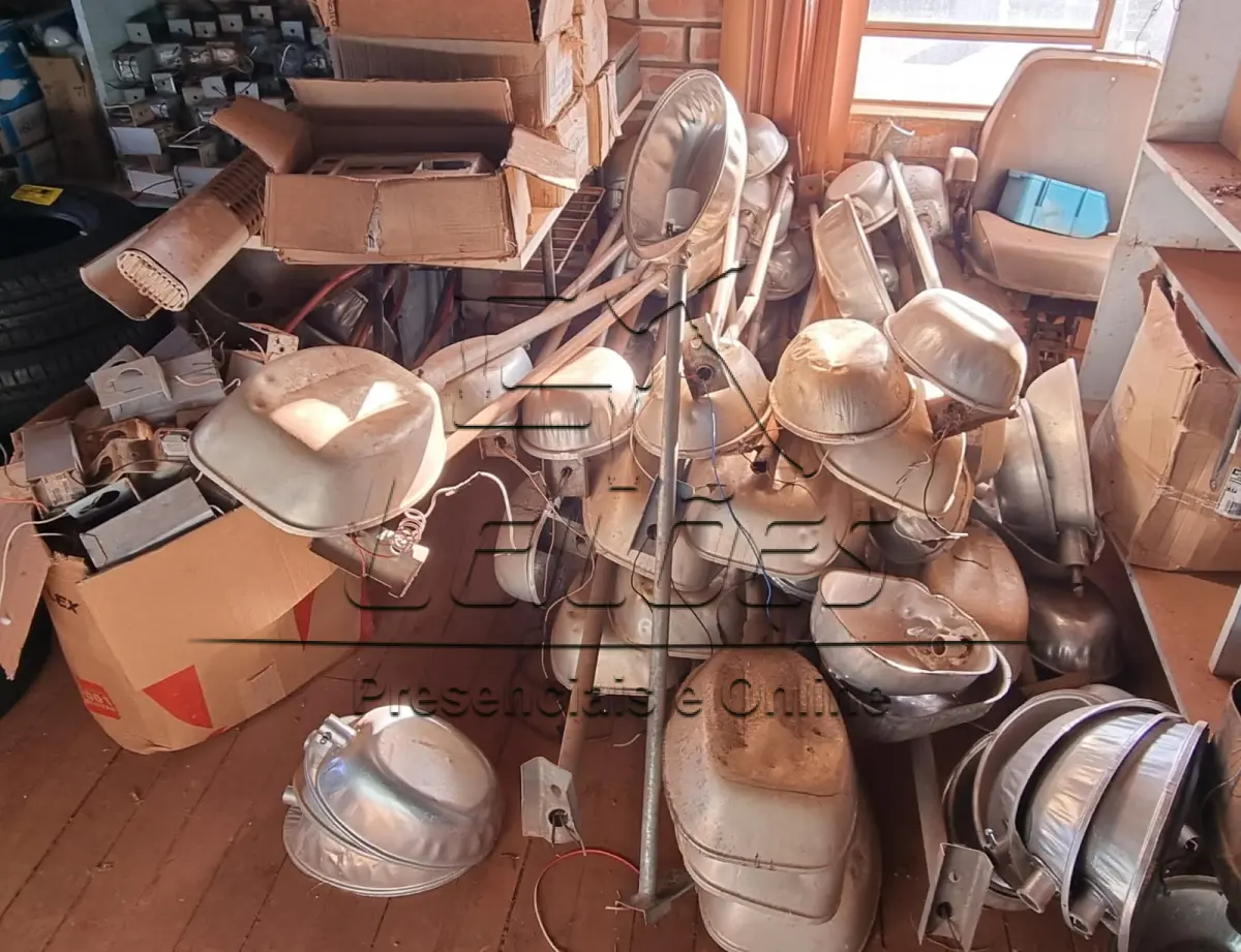 LOTE 005 - Sucatas e materiais inservíveis, como equipamentos de iluminação, lâmpadas, reatores, luminárias de alumínio , corrente de trator esteira e peças de máquinas pesadas e duas cadeiras odontológicas