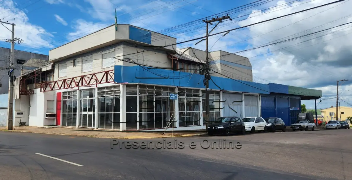 LOTE 001 - Direitos e ações sobre um terreno urbano com a área de 1.473,94m², com um prédio em alvenaria de dois pisos com a área de 948,70m² e um aumento em alvenaria de 324,31m², totalizando a área construída de 1.273,01m², situado no lado par da Avenida Flores da Cunha, esquina com a Rua João Neri Domingos, nesta cidade, lote 01 da quadra 73 no setor 04. Imóvel objeto da matrícula nº 16.894 do Registro de Imóveis de Carazinho