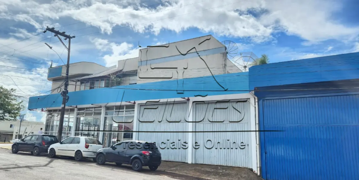 LOTE 001 - Direitos e ações sobre um terreno urbano com a área de 1.473,94m², com um prédio em alvenaria de dois pisos com a área de 948,70m² e um aumento em alvenaria de 324,31m², totalizando a área construída de 1.273,01m², situado no lado par da Avenida Flores da Cunha, esquina com a Rua João Neri Domingos, nesta cidade, lote 01 da quadra 73 no setor 04. Imóvel objeto da matrícula nº 16.894 do Registro de Imóveis de Carazinho