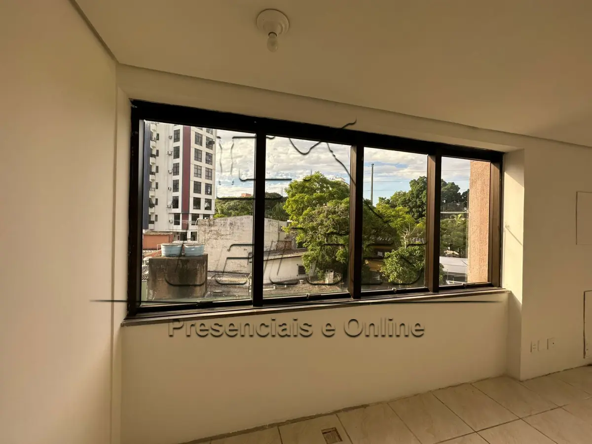 LOTE 004b - Conjunto 405 com a área real global de 70,9463m², situado no Edifício Comercial Landcaster, na Avenida Benjamin Constant, 904, Bairro São João, na cidade de Porto Alegre/RS. Imóvel objeto da matrícula nº 109.269 do livro 2-RG do  Registro de Imóveis da 1ª Zona de Porto Alegre.