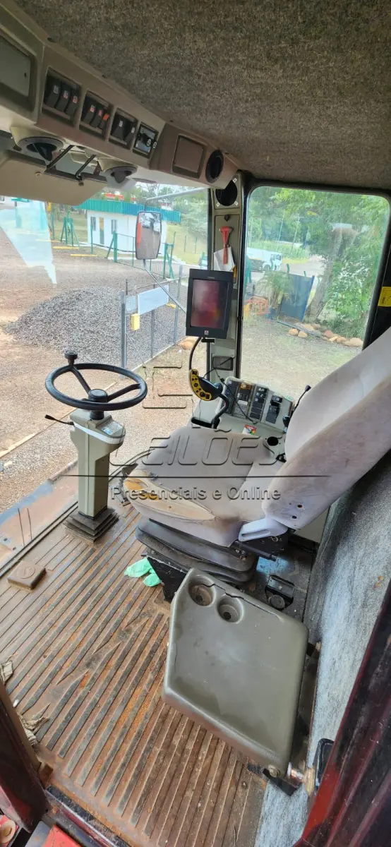 LOTE Único - Colheitadeira de grãos da marca Massey Ferguson modelo MF-34 , ano /modelo 2003/2004, com cabine e ar condicionado e plataforma de 25 pés de corte