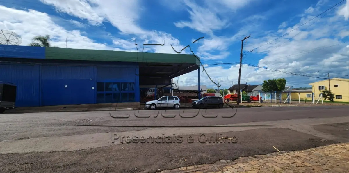 LOTE 001 - Direitos e ações sobre um terreno urbano com a área de 1.473,94m², com um prédio em alvenaria de dois pisos com a área de 948,70m² e um aumento em alvenaria de 324,31m², totalizando a área construída de 1.273,01m², situado no lado par da Avenida Flores da Cunha, esquina com a Rua João Neri Domingos, nesta cidade, lote 01 da quadra 73 no setor 04. Imóvel objeto da matrícula nº 16.894 do Registro de Imóveis de Carazinho