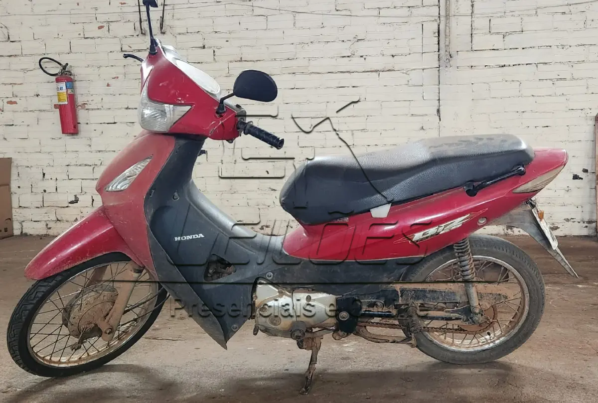 LOTE 001 - Honda Biz  125 ES, modelo 2006, cor vermelha