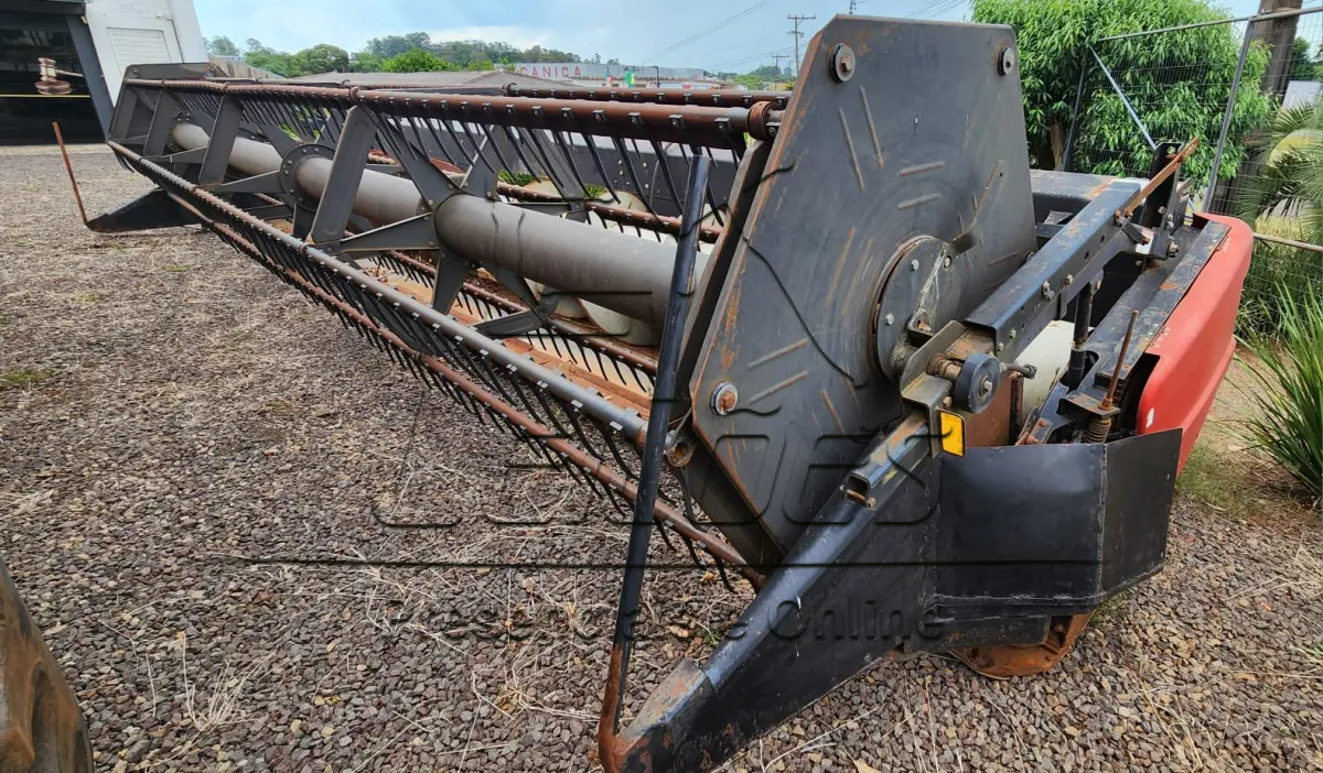 LOTE Único - Colheitadeira de grãos da marca Massey Ferguson modelo MF-34 , ano /modelo 2003/2004, com cabine e ar condicionado e plataforma de 25 pés de corte