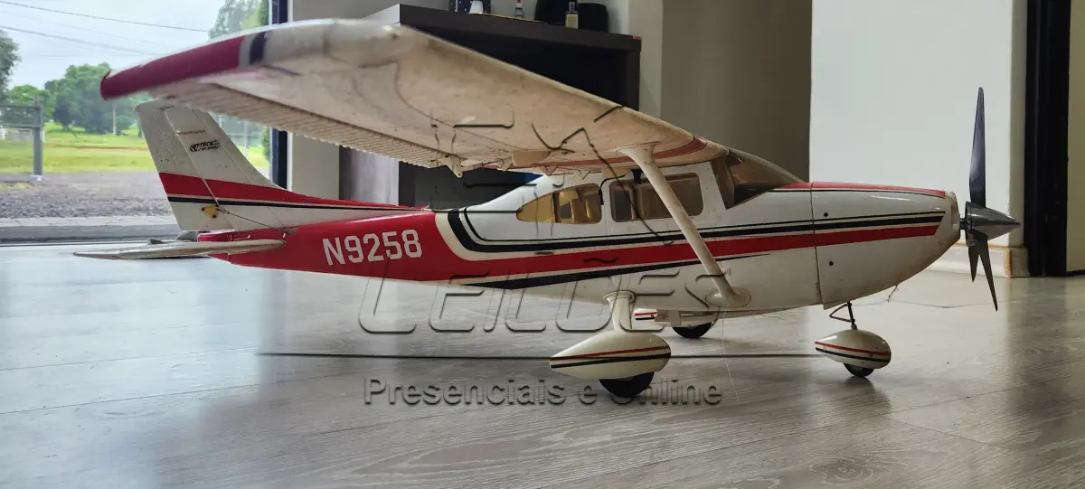 LOTE 007 - Um avião aeromodelo Cessna 182, elétrico Glow 120, em estado de novo.