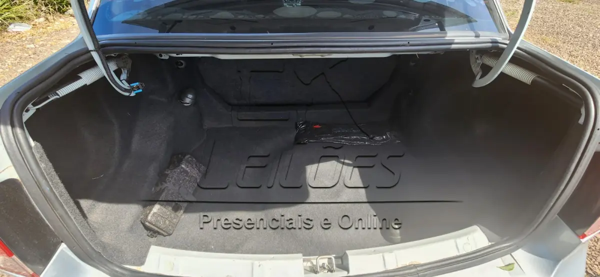 LOTE 006 - Automóvel CHEVROLET/CLASSIC LS, ano/modelo 2011/2012, cor prata, combustível à álcool/gasolina e com potência de 78cv, emplacado em Carazinho/RS.