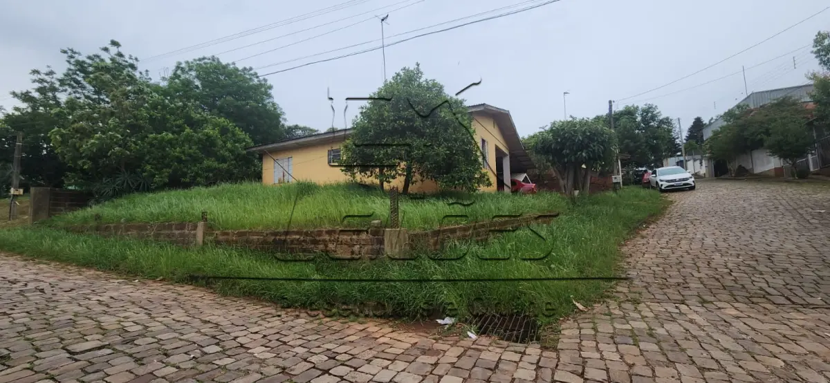 LOTE 002 - Fração ideal de 160,41m², sobre a qual existe a edificação em alvenaria coberta com telhas de cimento amianto, cujo terreno correspondente a 1/6 (um sexto) do imóvel objeto da matrícula nº 1.486 do livro 2-RG do Registro de Imóveis de Não-Me-Toque/RS, de propriedade do executado, consistente em um terreno urbano com a área de 962,50m², com três casas residenciais com a área de 63,24m², cada uma, sob nºs 144, 156 e 170, situado no lado par da Rua Carazinho, esquina com o lado ímpar da Rua Espumoso, no Bairro Santo Antônio, na cidade de Não-Me-Toque/RS, lote 302 da quadra 195.