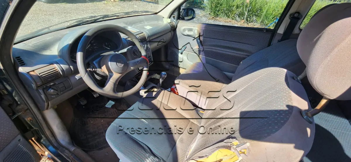 LOTE 004 - Automóvel GM/CORSA SUPER, ano/modelo 1996/1997, cor verde, à gasolina e com 60cv de potência.