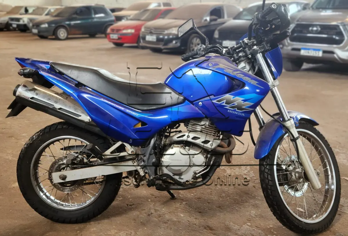 LOTE 007 - Motocicleta HONDA/NX-4 FALCON, ano/modelo 2000/2000, cor azul, à gasolina, registrada em Carazinho/RS.