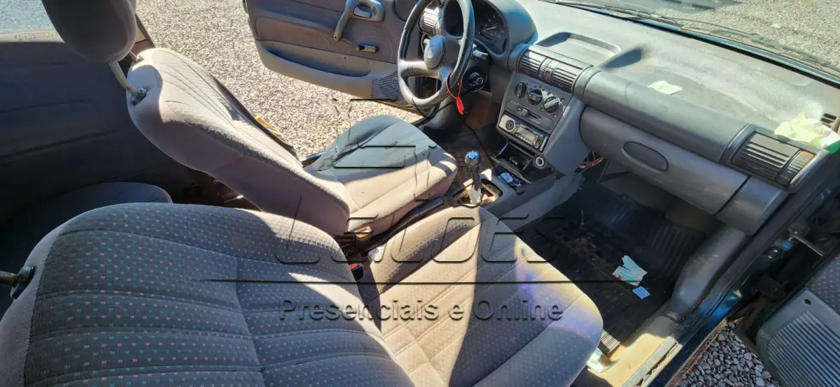 LOTE 004 - Automóvel GM/CORSA SUPER, ano/modelo 1996/1997, cor verde, à gasolina e com 60cv de potência.