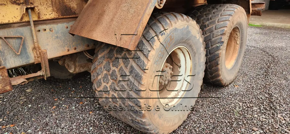 LOTE 004 - Caminhão Iveco/Tector 260E28, 6x4, traçado, 2014/2014, carroceria basculante