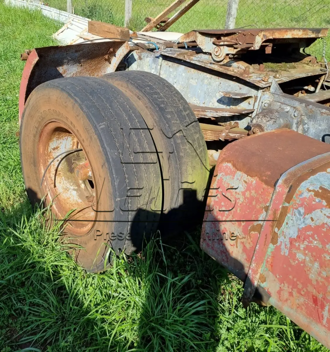 LOTE 006 - Caminhão trator SCANIA, modelo LKS 141, ano/modelo 1979/1979, cor vermelha, registrado em Carazinho/RS, no estado em que se encontra.
