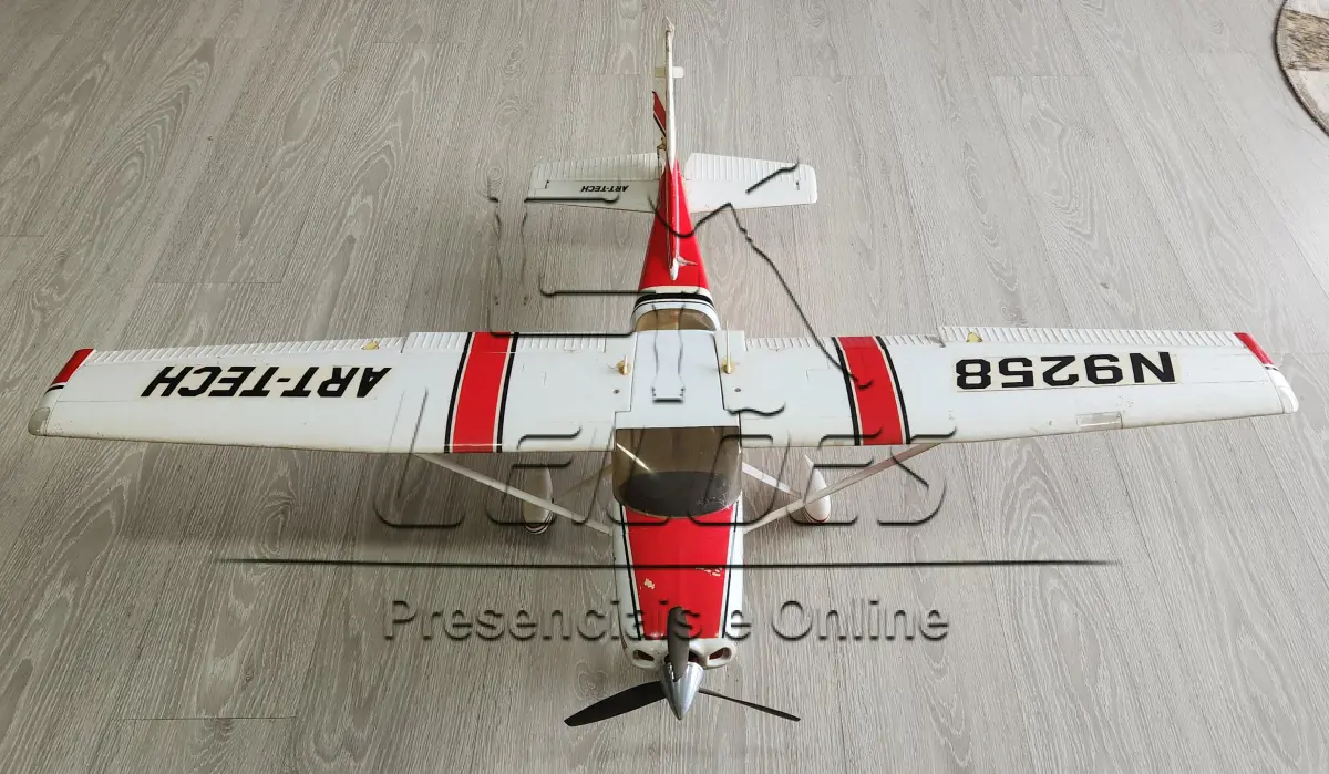 LOTE 007 - Um avião aeromodelo Cessna 182, elétrico Glow 120, em estado de novo.