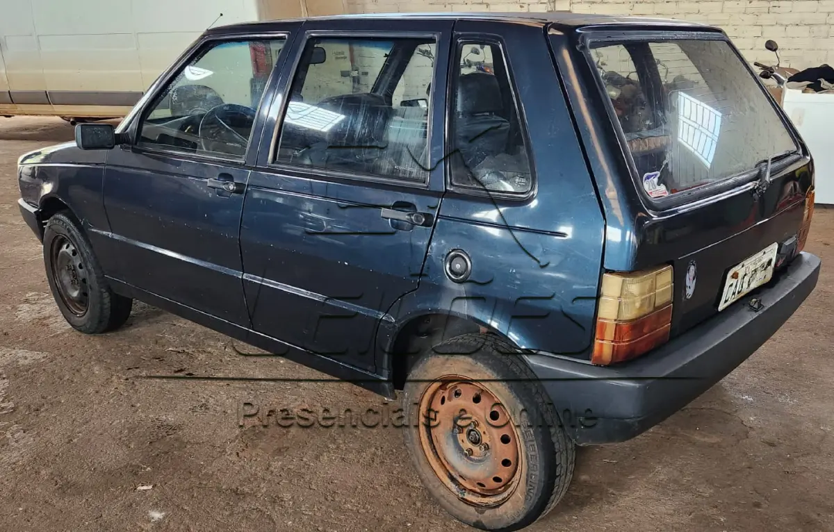 LOTE 010 - Automóvel Fiat Uno Electronic, 1995, cor azul, à gasolina