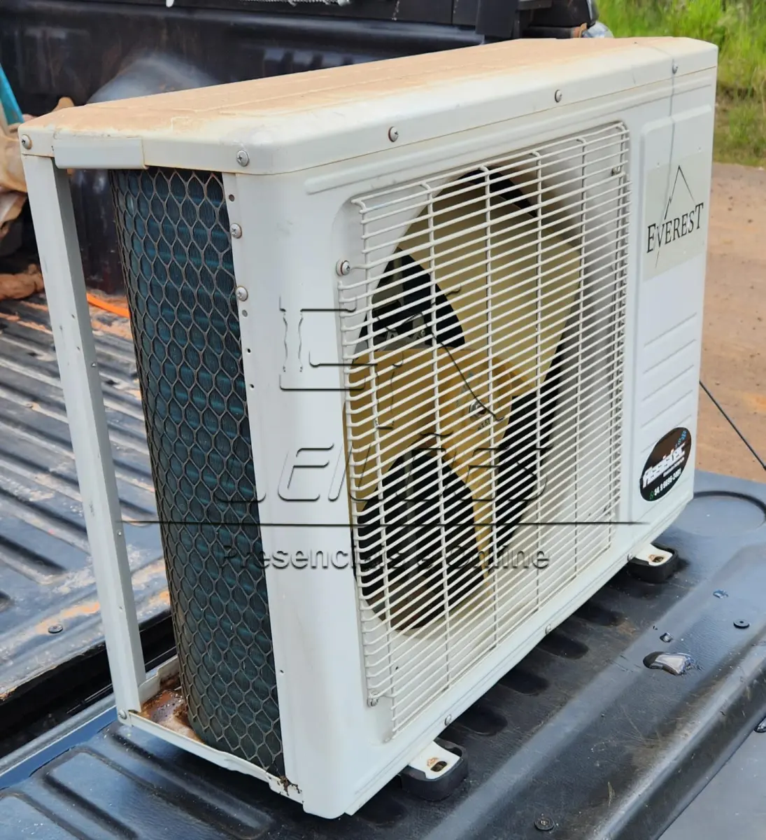 LOTE 009 - Um aparelho de ar condicionado Split de 12000 btus, da marca Everest