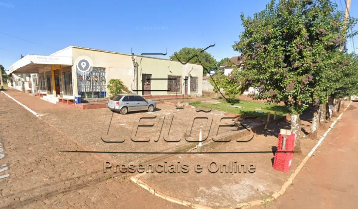 LOTE 002 - Direitos e ações que o executado possui, correspondente a 50% sobre o imóvel objeto da matrícula nº 10.381 do livro 2-RG do Registro de Imóveis de Santa Bárbara do Sul, constituído em: Um terreno urbano com a área de 600,00m², situado na Avenida Silva Tavares, esquina com a Rua Carlos Coiseritz, lado par, na cidade de Saldanha Marinho/RS, com um prédio de alvenaria sob nº 630, com a área de 130,80m², lote 201 da quadra 040 no setor 001. Quarteirão formado pela Avenida Silva Tavares e Ruas Carlos Coiseritz, Gomercindo Saraiva e General Felipe Portinho.