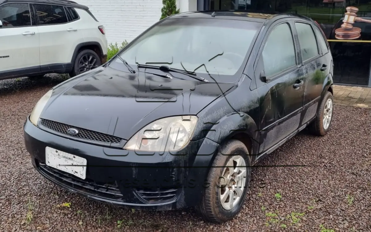 LOTE 006 - Automóvel FORD/FIESTA, ano/modelo 2002/2003, cor preta, à gasolina, com 66hp de potência, 4 portas, emplacado em Carazinho/RS