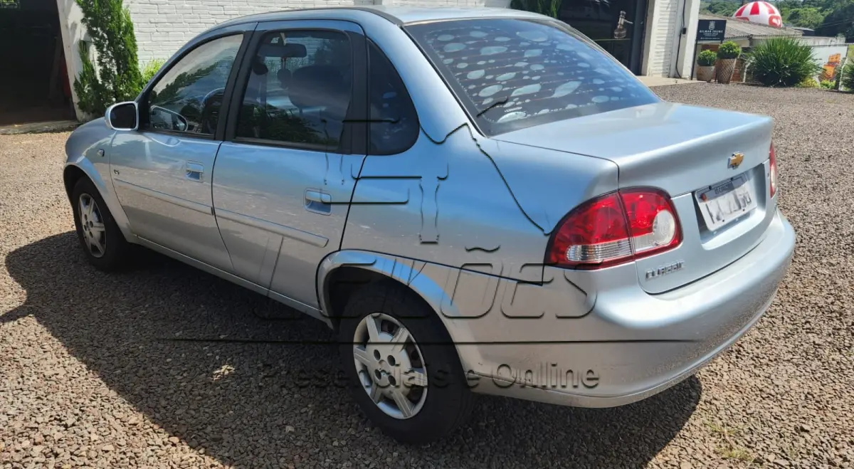 LOTE 006 - Automóvel CHEVROLET/CLASSIC LS, ano/modelo 2011/2012, cor prata, combustível à álcool/gasolina e com potência de 78cv, emplacado em Carazinho/RS.
