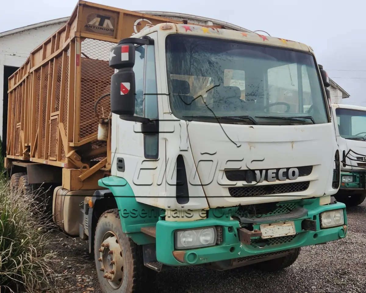 LOTE 004 - Caminhão Iveco/Tector 260E28, 6x4, traçado, 2014/2014, carroceria basculante