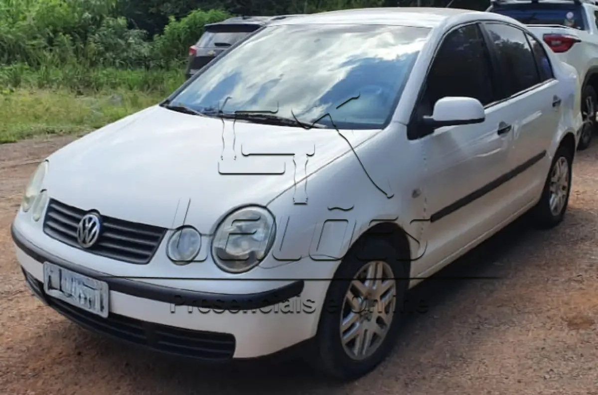 LOTE 006 - Automóvel VW POLO SEDAN 2.0, ano/modelo 2003/2003, cor branca, motorização 8v, à gasolina e com 116cv de potência, com 119.096km, completo.